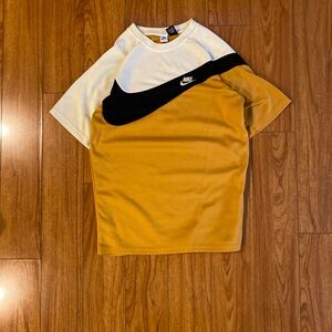 Tan & Black Nike Shirt Men’s Medium
